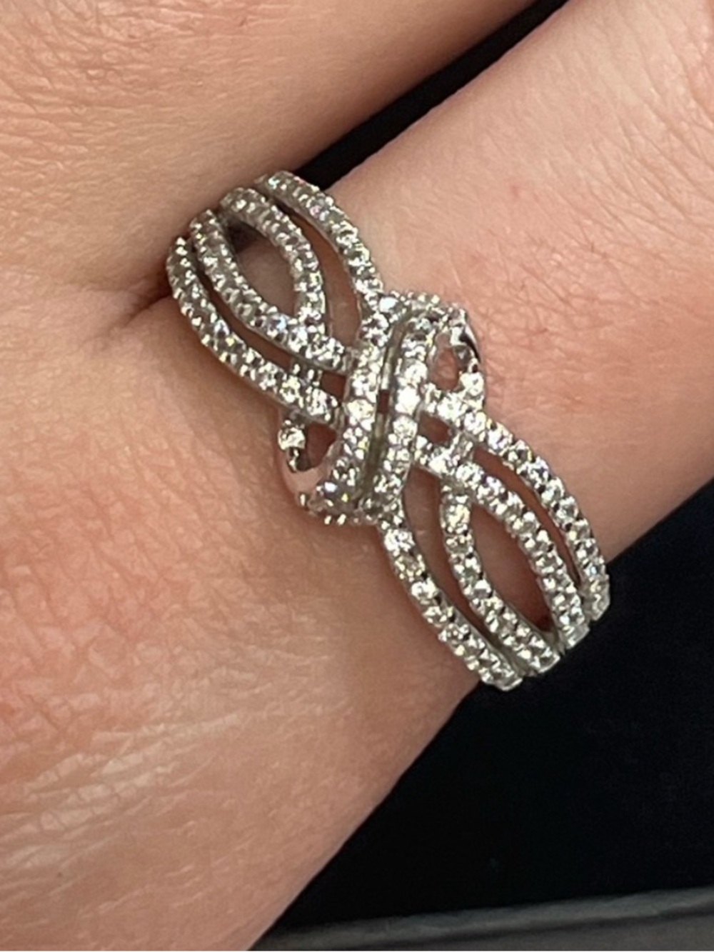 Gorgeous sterling silver ring. Size 10. 925. Sparkles